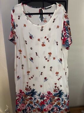 Floral Scoop Neck Short Sleeve Top - White with Pink & Blue Floral